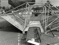 404432 Afbeelding van de omgevallen klimwand op het Veemarktplein te Utrecht.N.B. De klimwand stond op het feesterrein ...